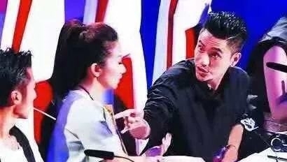 谢霆锋戴墨镜参加节目,陈坤一个耳机砸过去:装什么大牌,摘了!