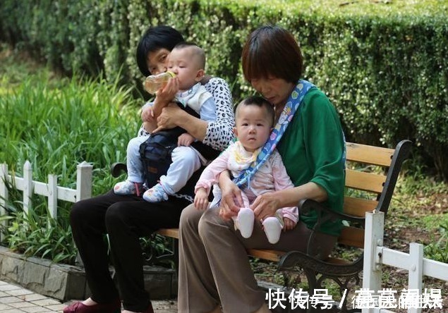 出生|家里“独苗”刚出生,爷爷外公凝视半小时不动,网友:以为是照片