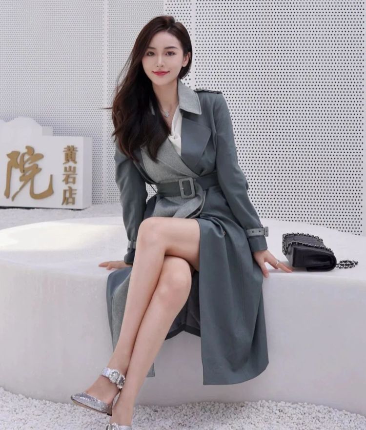 长风衣 浅绿拼墨绿的过膝长风衣搭配银色高跟鞋,是不是很有女人味啊?