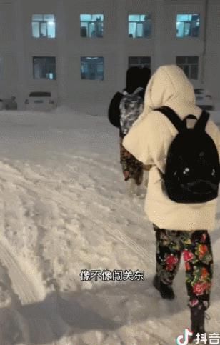 “南方人穿拖鞋到东北旅游?!”哈哈哈哈哈哈哈哈哈