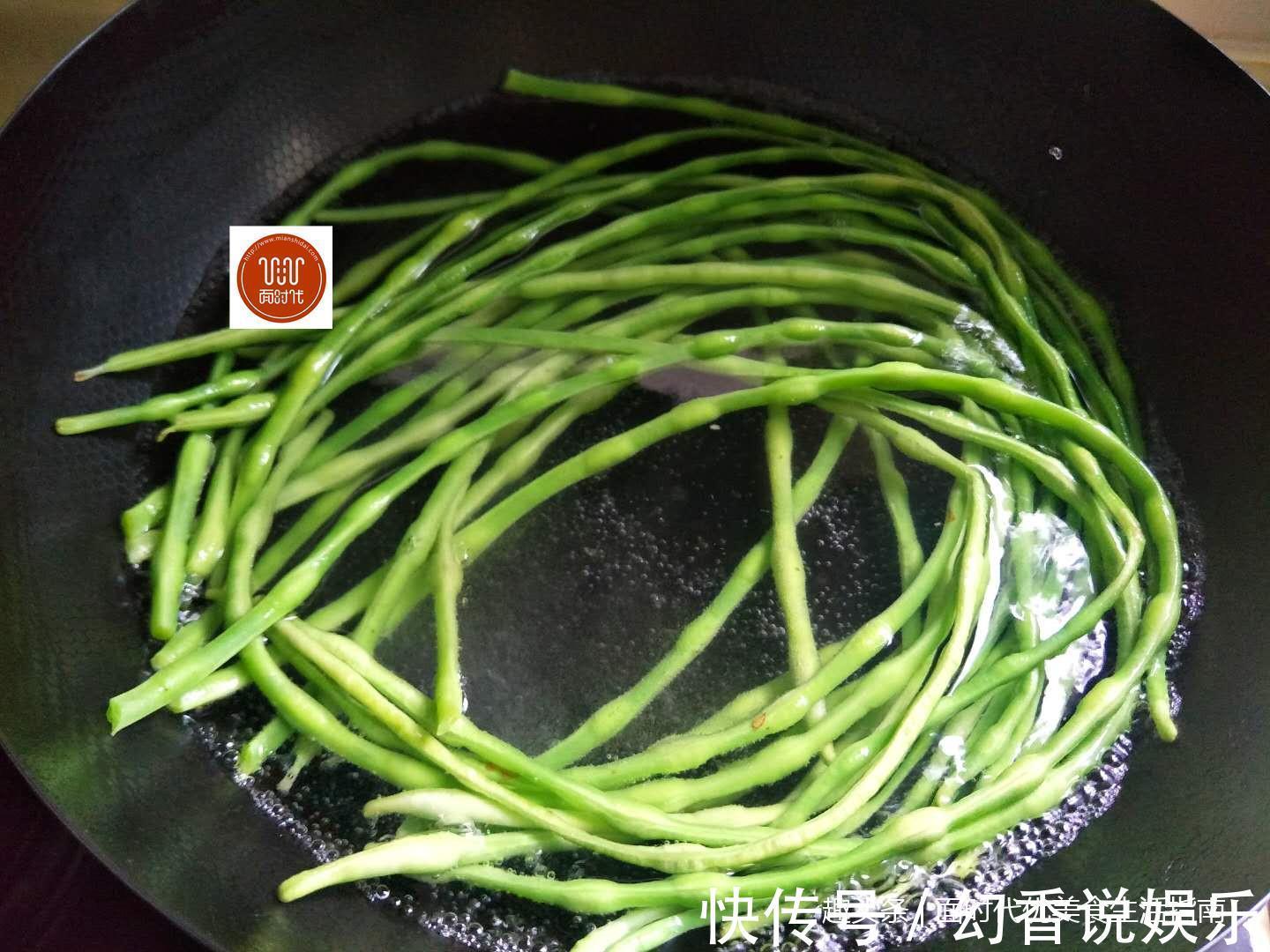 亲爱的|1把豆角,4个鸡蛋,筷子一搅,几分钟解决全家人早餐,柔软劲道