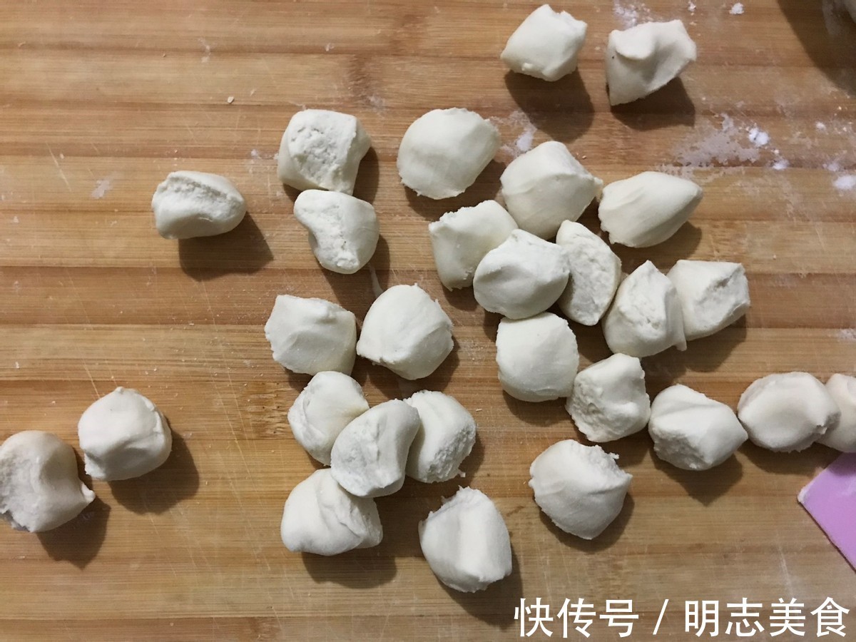 面皮|一咬嘎嘣脆的芹菜肉锅贴,个个酥脆鲜香,真解馋