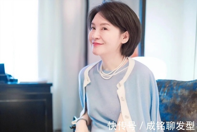 发色|40岁女性别再纠结染什么颜色了,这样选择发色,减龄显白又高级