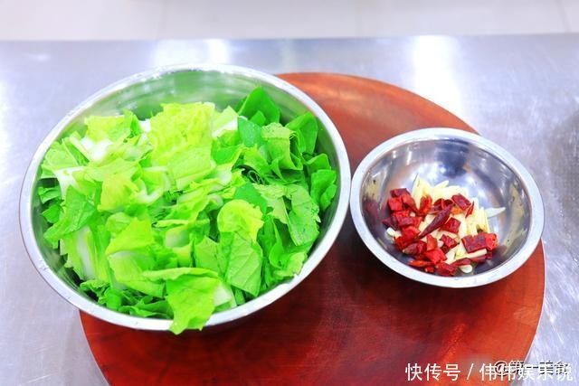 炒青菜时、最忌讳直接下锅炒牢记3个要点,青菜翠绿不发黑