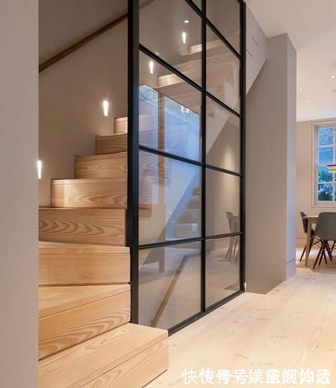 灰尘|楼梯下空着,如今越来越多人都直接改成书房,不要1㎡却实用多了