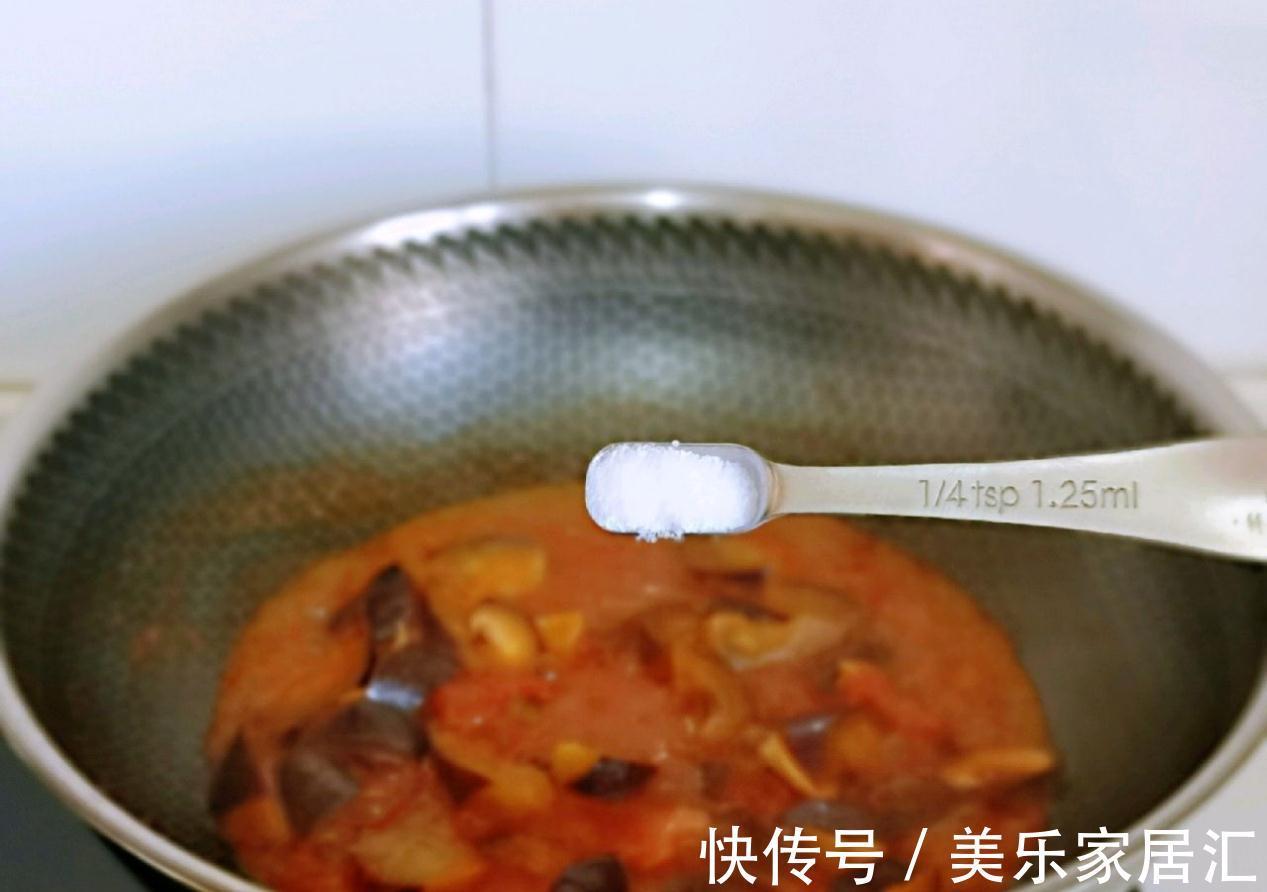 鲜美的番茄香菇烧茄子,超下饭,汤汁拌米饭太过瘾了