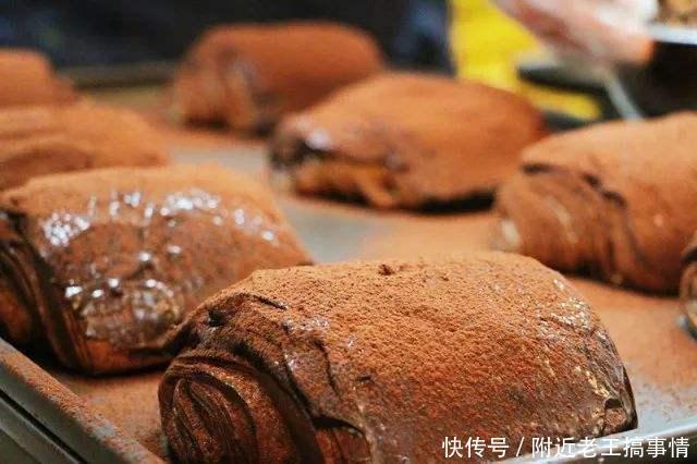 画面真是太壮观了!巧克力酱像一条河,真想趴在上面一口气喝到爽