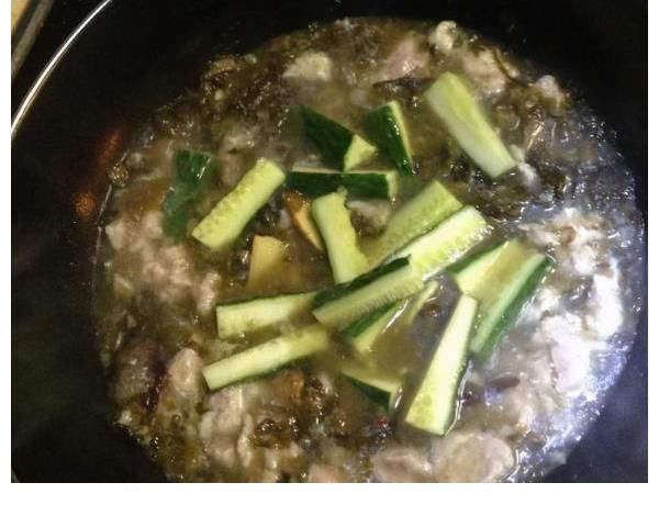 干辣椒|夏至过后，教你一道口水酸菜牛肉，用汤拌饭开胃解腻，营养十足。