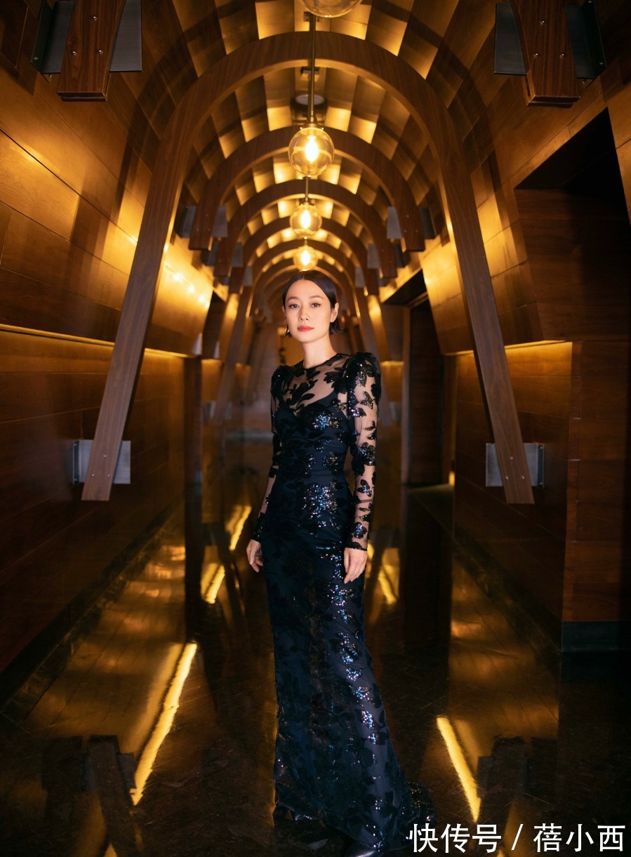 小蛮腰|又被“马伊琍”惊艳到!穿格纹连衣裙配小白靴,45岁状态逆天了