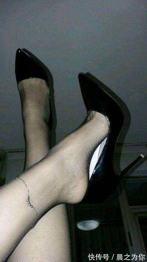 裸色 美脚丫遇上迷人黑丝袜,搭配高跟鞋靓丽女神打扮