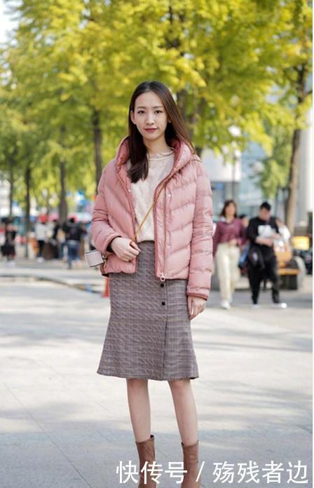 性感|街拍小姐姐一条红色修身裙,微微露出纤细美腰,性感迷人