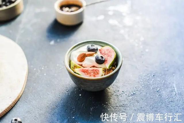 全脂酸奶|牛奶和酸奶,到底哪个更补钙?哪个营养价值更高?这文讲明白了