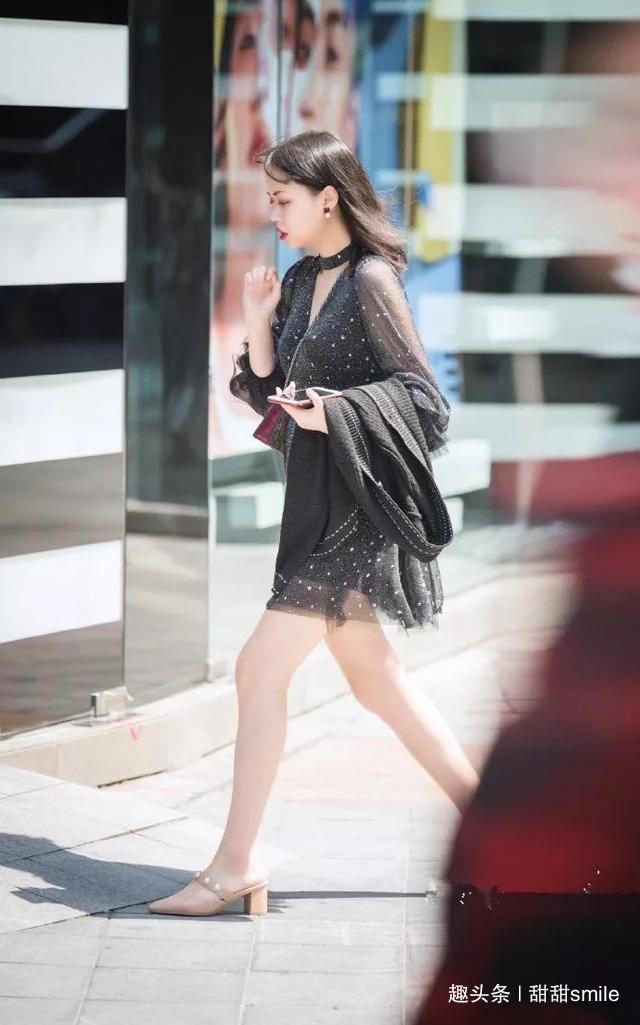 小姐姐 美女身穿白色连衣裙搭配尖头的高跟鞋,更加闪闪发光惹人爱了