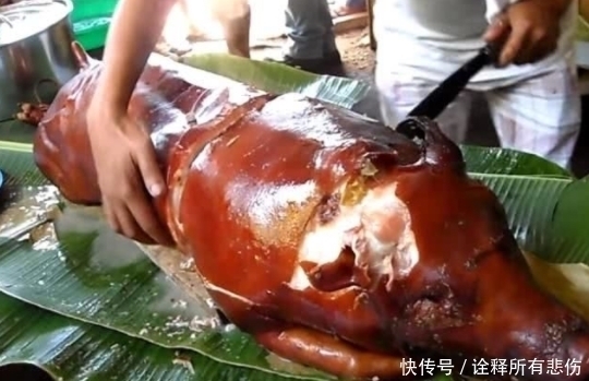 大妈请孙子吃烤乳猪,端上来时大呼满意,服务员切开后,两眼发傻