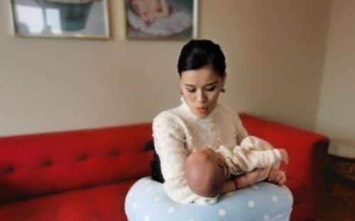 应该第一个抱新生儿的人,既不是爸爸也不是奶奶,听听护士的建议