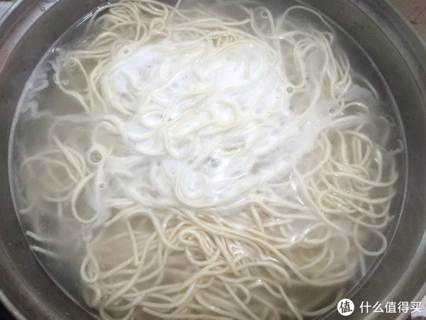搅拌均匀|夏天面条就该这么吃,清凉爽口,全家人都爱吃,比吃凉皮还过瘾呢