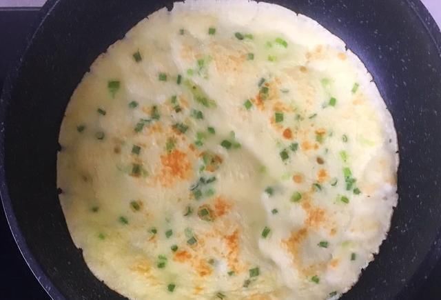 搅拌|早餐饼快速做法,2个鸡蛋,1碗面,10分钟做出全家人的早餐