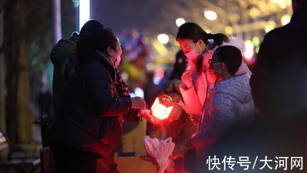 郑州市区|「大河网景」红灯笼中国结 郑州市区元宵夜年味儿十足