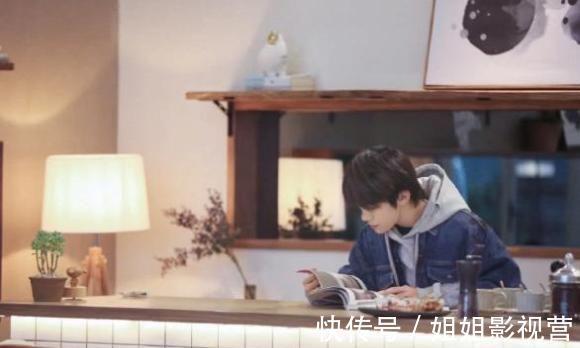 朋友请听好|千玺和何炅谢娜吃饭，谁注意他吃剩下饭渣放哪儿，素养是装不出的