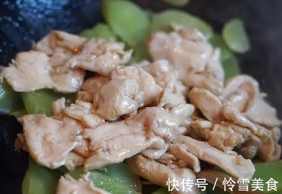 减肥|大叔家的减肥菜谱：莴笋炒鸡胸肉，滑嫩爽口，做法简单，家人爱吃