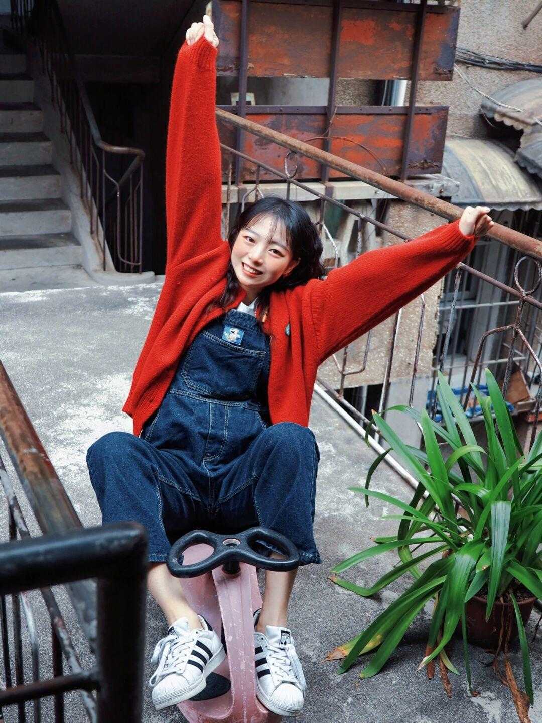 条绒 背带裤才是yyds!时髦精都爱这样穿搭,让你年轻10岁都不止