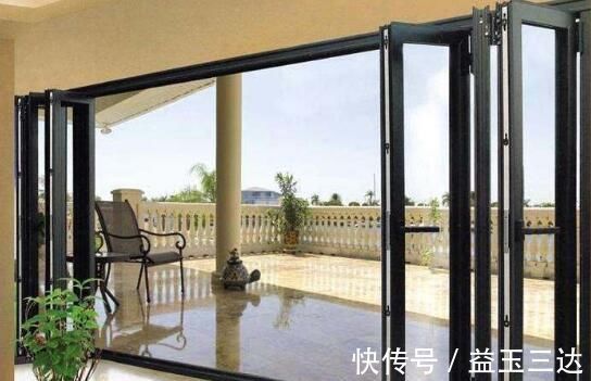 家居|家里阳台别再装推拉门了,占地方还不实用,聪明人都用它来替代