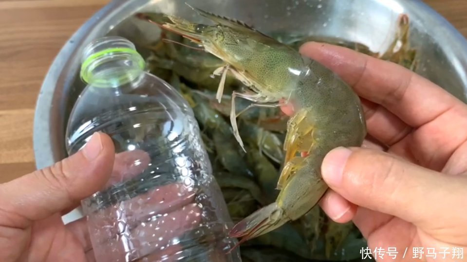 大虾冷冻保存时,直接放冰箱就错了,教你1招,跟鲜虾一样好吃