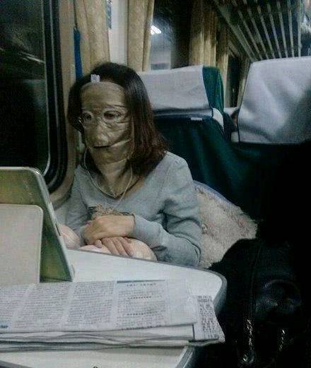 |搞笑图片幽默段子笑话真是会玩啊,把鱼儿养在洗衣机里哈哈