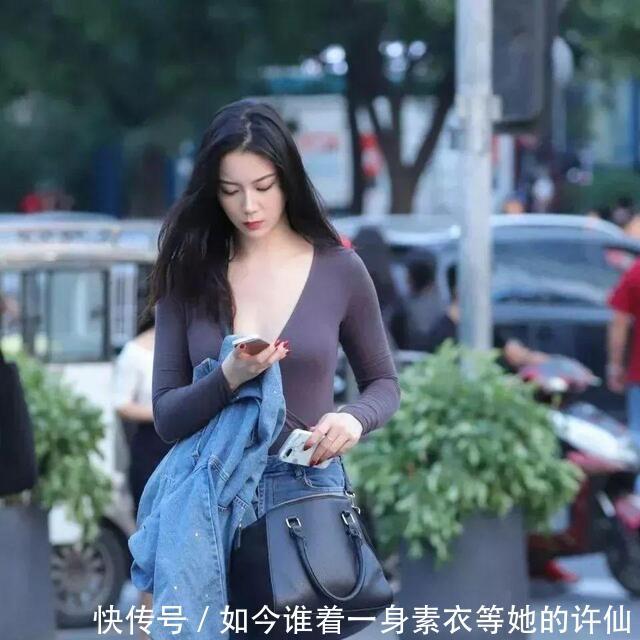 紧身裤|美女街拍白色吊带裙搭配跟鞋，街头格外耀眼！