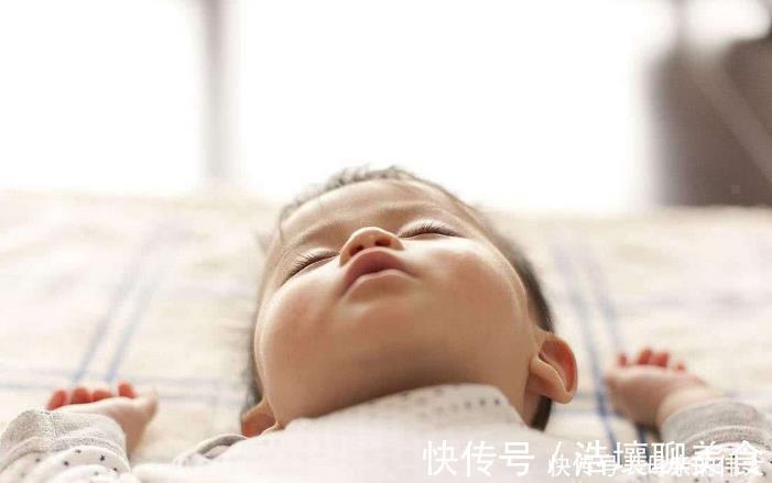小动作|孩子睡觉时有这3个举动,暗示大脑发育快,长大后智商低不了