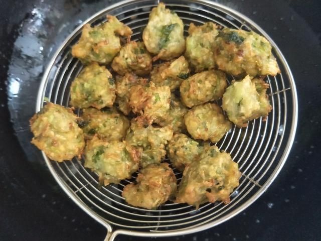 冬季天冷多吃萝卜，炸成香酥萝卜丸子，外酥里嫩，美味可口