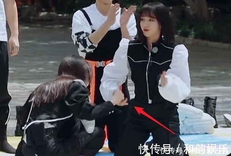 都说“跑男”两位女MC闹掰，baby被洒水，宋雨琦下意识反应暴露了