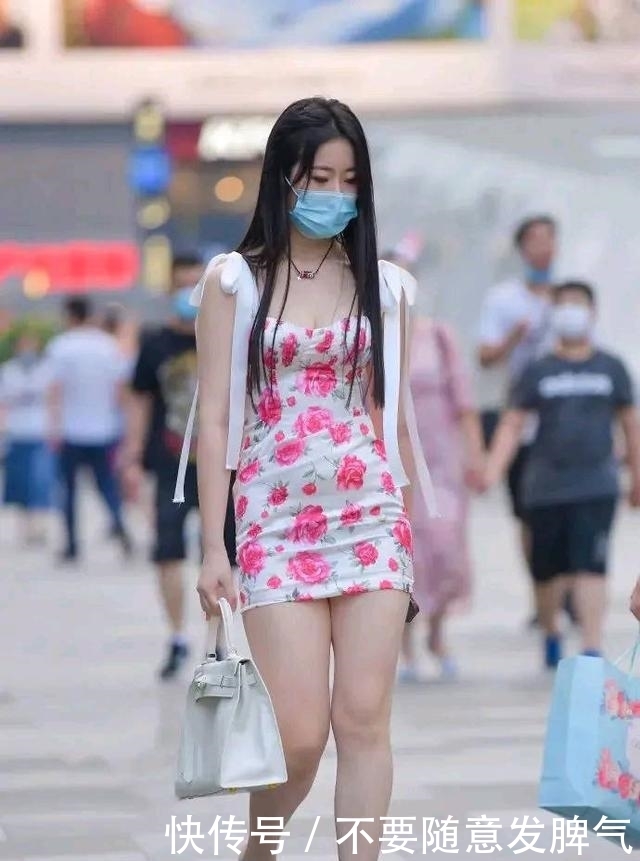 温暖|美女与闺蜜在街头比美,一清凉一温暖,展现不一样的气质