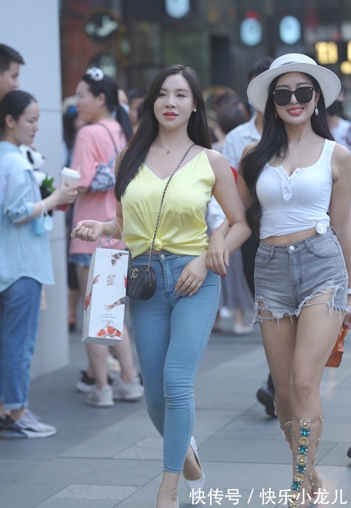 微胖女孩|微胖女孩身穿黄色的上衣搭配牛仔裤,即使搭配简约的单品,也显得很时尚