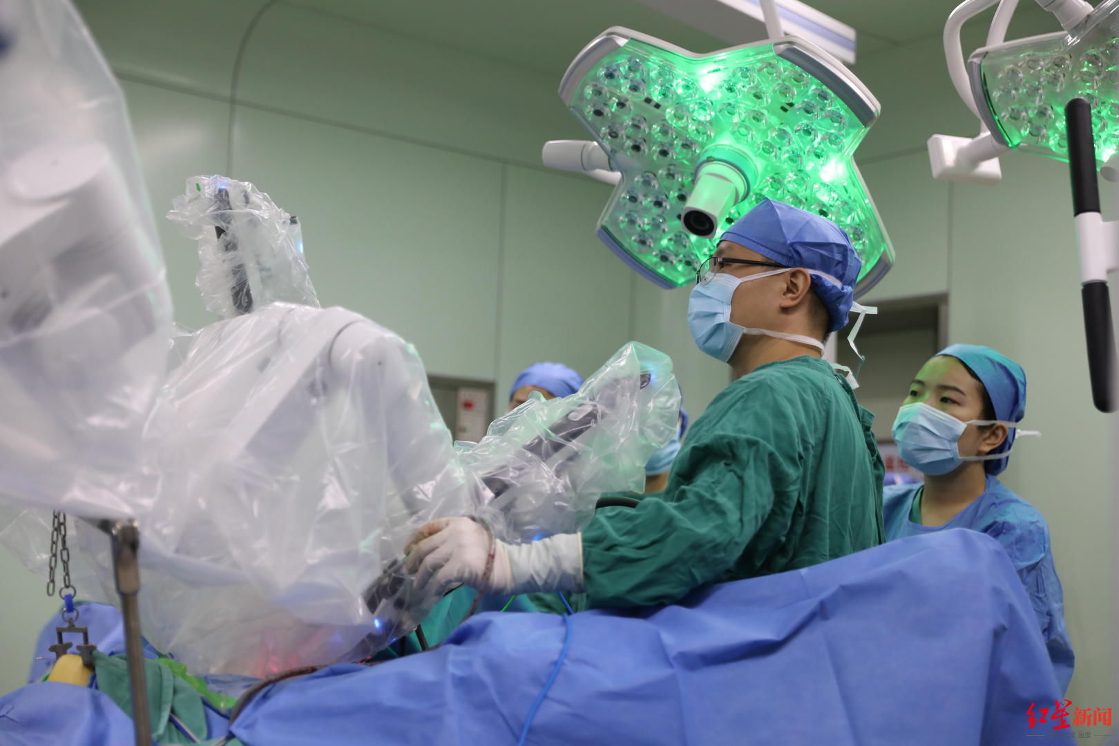 小儿外科|全国首例！成妇儿妇科团队完成达芬奇机器人辅助经自然腔道多项手术