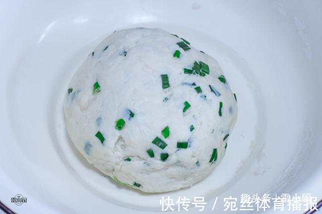 小食|不用黄油，也不加糖，教你做葱香小饼干，口口香又酥