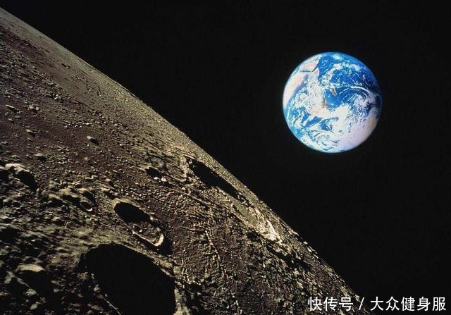 地球上可以看到星星，为什么月球上只有一片漆黑呢