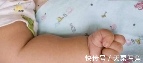 妈妈|1个月宝宝因病离世,小手一直“紧握”,妈妈掰开后痛彻心扉