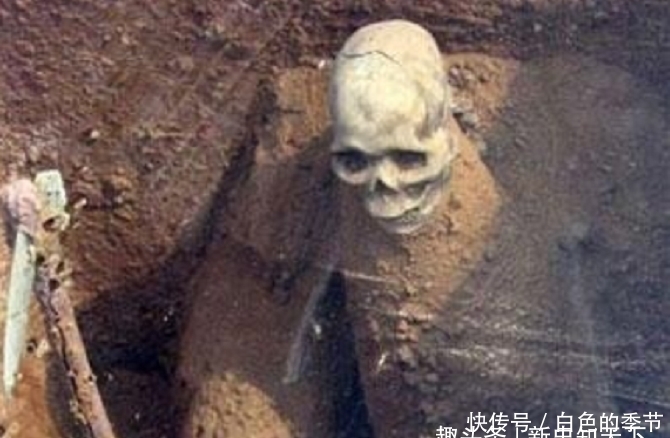 倒霉|最倒霉的盗墓贼,被同伙封死在墓穴中,找不到出路,枯坐墙角一生