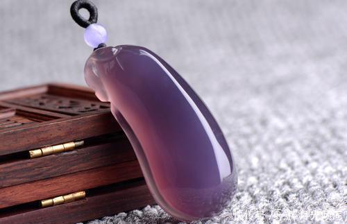 玉石|你以为的精品“帝王紫”翡翠,其实都是这种低档玉石假冒的!