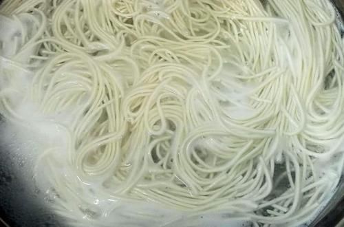 煮面条,“最怕”开水下锅,很多人都不知道,难怪面条起坨不劲道