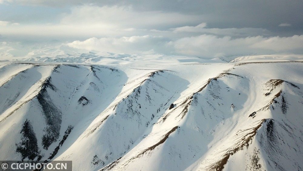 老年|初春航拍新疆巴音布鲁克高原雪景