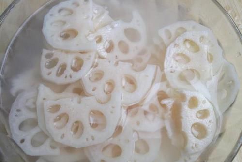 白醋|洗莲藕，别只会用清水，多加这两样，孔里的泥轻松去除，太实用了