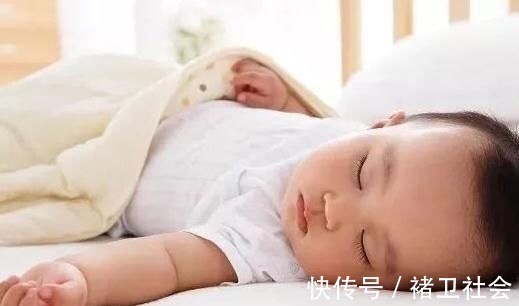 孩子|5岁男孩喷完花露水,竟再也抬不起头,夏天别做这3件“坑娃事”