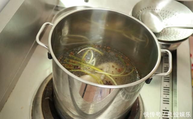 盐水鸭非常简单,重要用90度水焯,白米醋除腥,香辛料仅用八角、麻椒