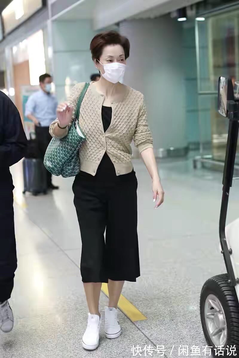 毛阿敏|毛阿敏越老越潮,穿一身黑还扎个小揪揪,瘦成“麻杆”也有大姐范