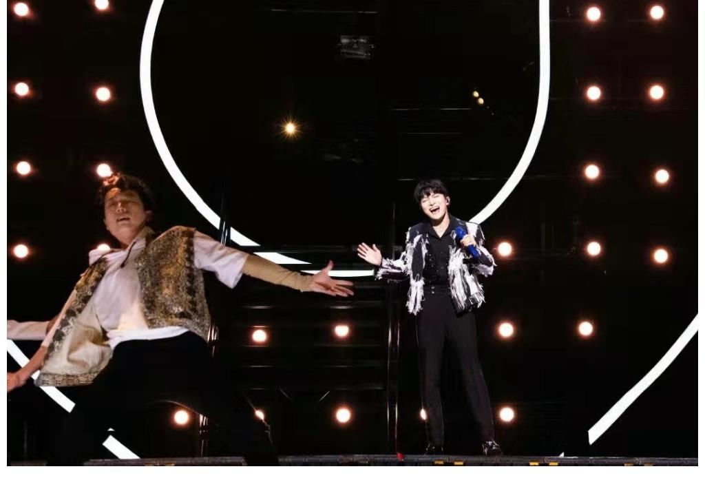 跨年的歌声,依然余音绕梁,周深又现身春晚录制现场,不愧是实力唱将