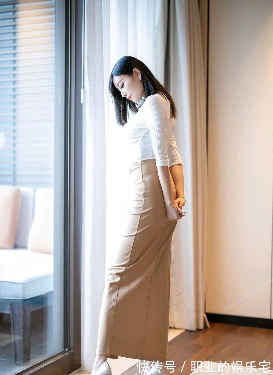 背心衫 西装线条明朗,内搭白色黑条纹的衬衫,显得整体风格更加高贵优雅