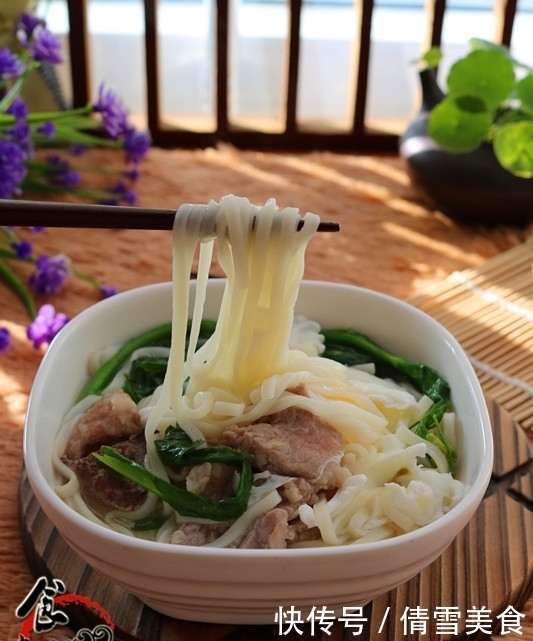 这几样食材搭配煮面,营养丰富汤很鲜,补气血,早餐常备