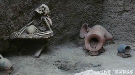 地震来临,“母亲”紧紧护着孩子死去,被人发现已过了4000年